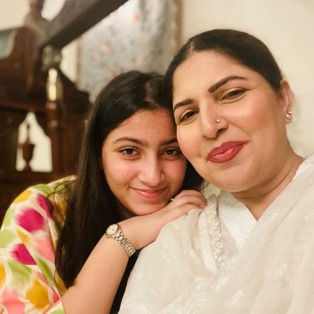 shagufta ejaz with daughter beautiful pictures (11)