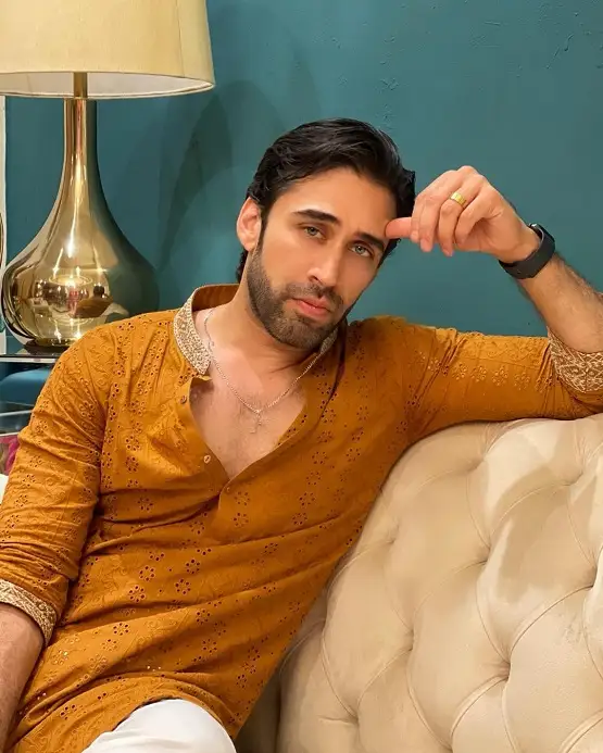 Ali Rehman on Sets on the drama Sinf e Aahan.